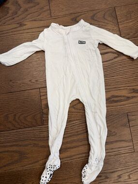 Kith White Long-Sleeve Footed Baby One-Piece with Zipper